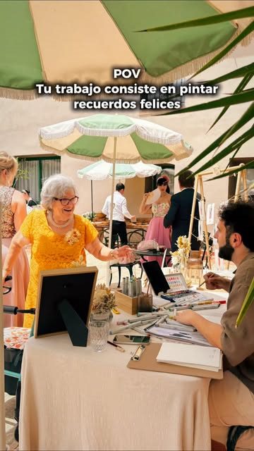 Invitada recibiendo su ilustración en un evento al aire libre