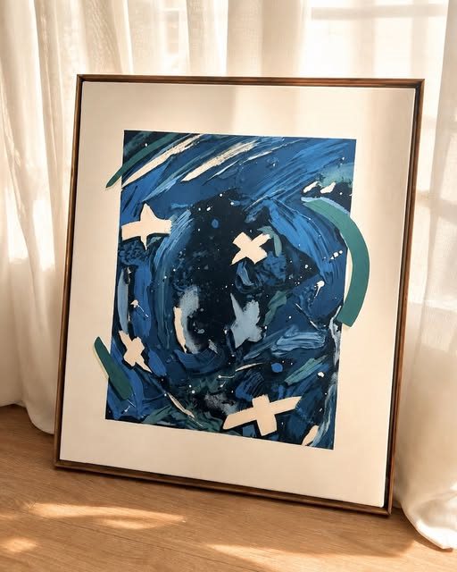 Obra abstracta azul con cruces color crema, como un cielo estrellado